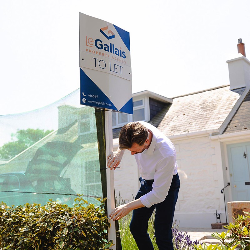 0013 Estate Agent Putting Up Letting Sign